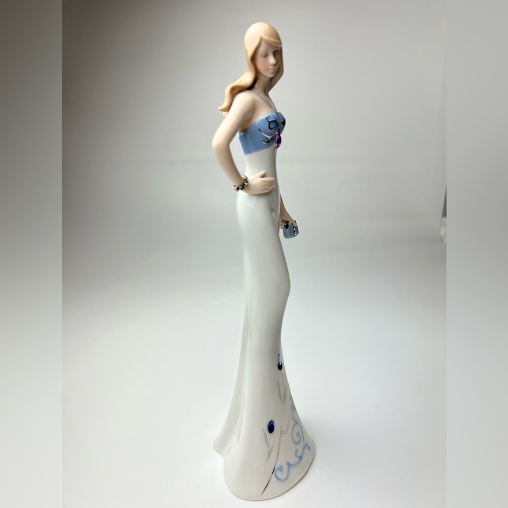 Cosmos Porcelain Elegant Doll - Picture 10 of 17
